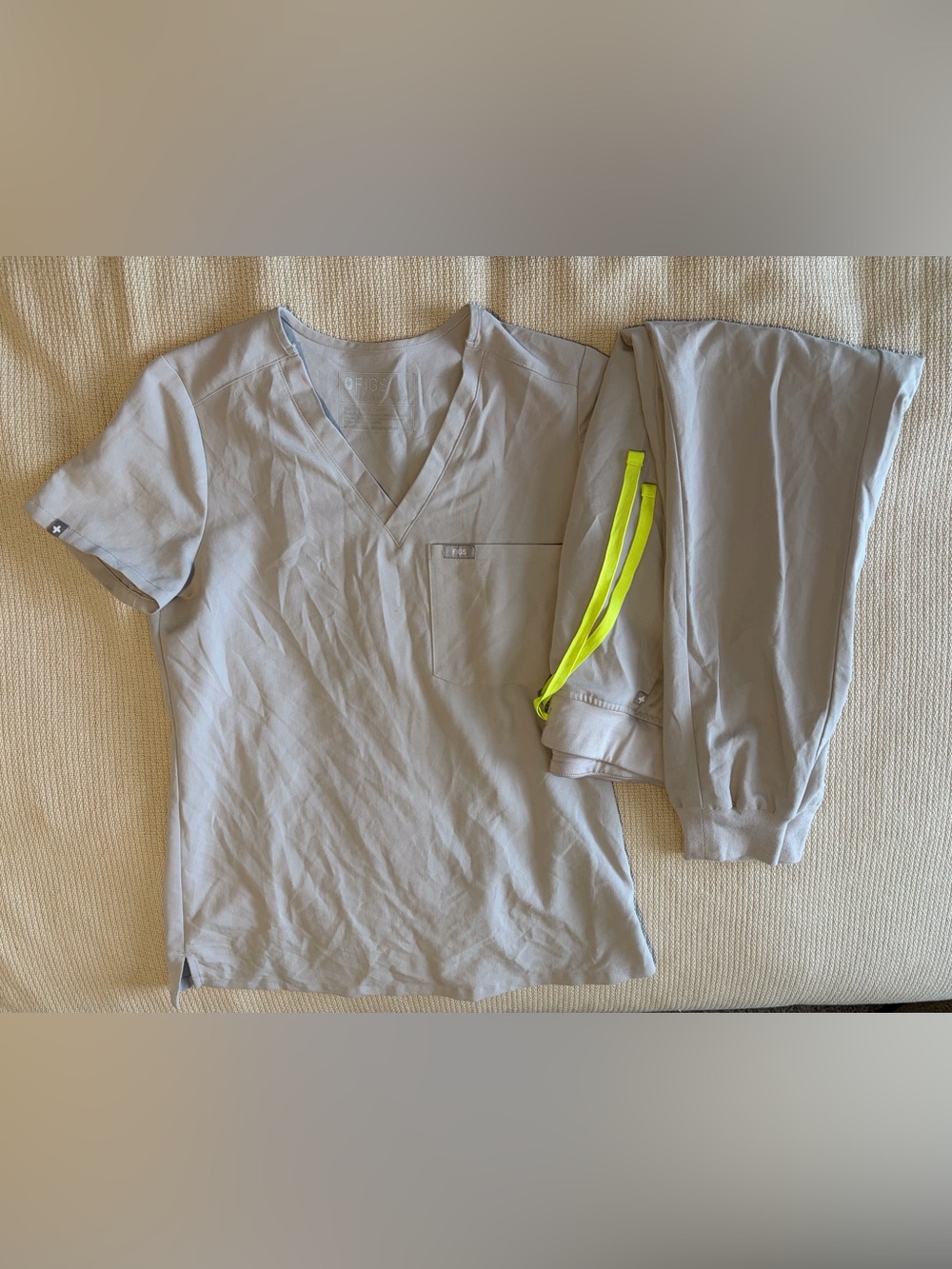 Figs Women's Slate V-Neck Scrub Set - Slate Gray